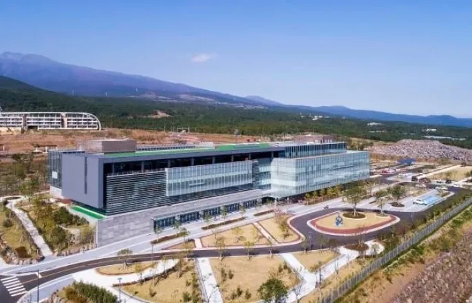 노란 수영복에 섹시한 몸매 어필하는 존예 처자