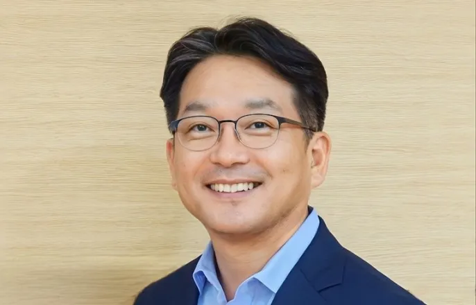 노란 수영복에 섹시한 몸매 어필하는 존예 처자