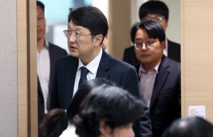 노란 수영복에 섹시한 몸매 어필하는 존예 처자