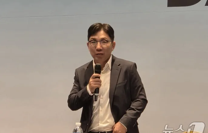 노란 수영복에 섹시한 몸매 어필하는 존예 처자