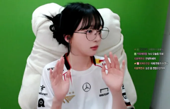 노란 수영복에 섹시한 몸매 어필하는 존예 처자