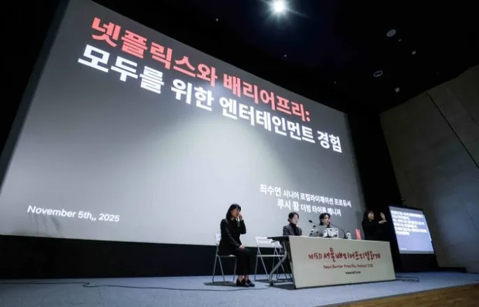 노란 수영복에 섹시한 몸매 어필하는 존예 처자