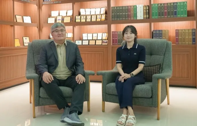 노란 수영복에 섹시한 몸매 어필하는 존예 처자