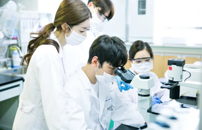 노란 수영복에 섹시한 몸매 어필하는 존예 처자