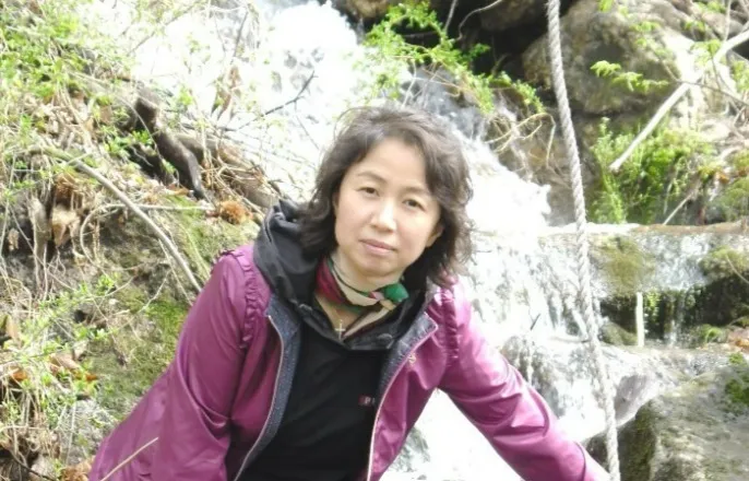 노란 수영복에 섹시한 몸매 어필하는 존예 처자