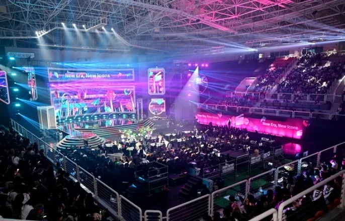 노란 수영복에 섹시한 몸매 어필하는 존예 처자