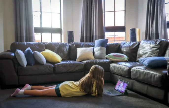 노란 수영복에 섹시한 몸매 어필하는 존예 처자