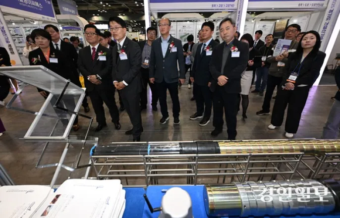 노란 수영복에 섹시한 몸매 어필하는 존예 처자