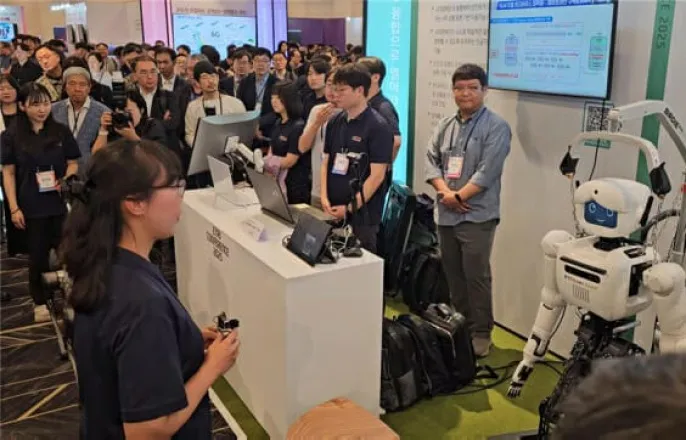 노란 수영복에 섹시한 몸매 어필하는 존예 처자