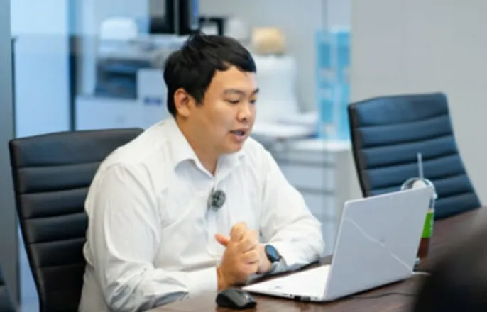 노란 수영복에 섹시한 몸매 어필하는 존예 처자