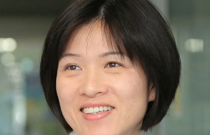 노란 수영복에 섹시한 몸매 어필하는 존예 처자