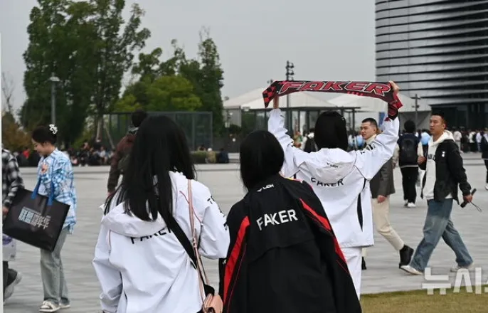 노란 수영복에 섹시한 몸매 어필하는 존예 처자