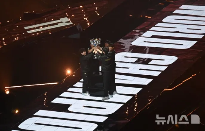 노란 수영복에 섹시한 몸매 어필하는 존예 처자