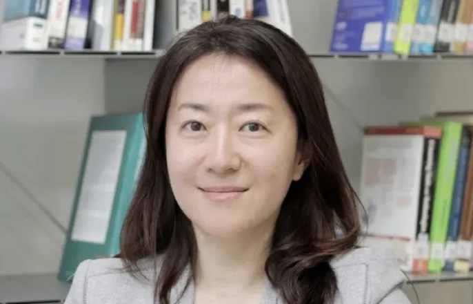 노란 수영복에 섹시한 몸매 어필하는 존예 처자