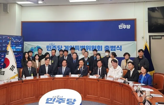 노란 수영복에 섹시한 몸매 어필하는 존예 처자