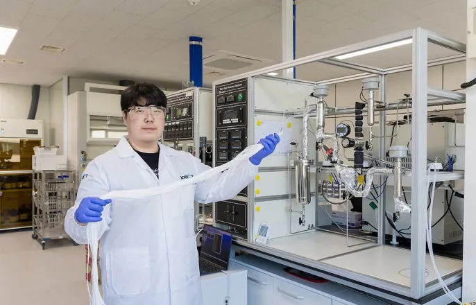 노란 수영복에 섹시한 몸매 어필하는 존예 처자