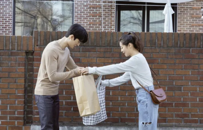 노란 수영복에 섹시한 몸매 어필하는 존예 처자