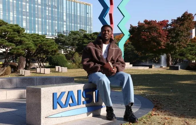 노란 수영복에 섹시한 몸매 어필하는 존예 처자