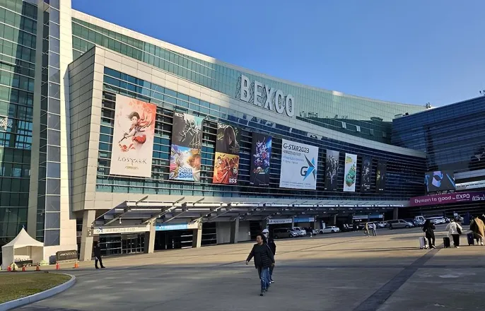 노란 수영복에 섹시한 몸매 어필하는 존예 처자