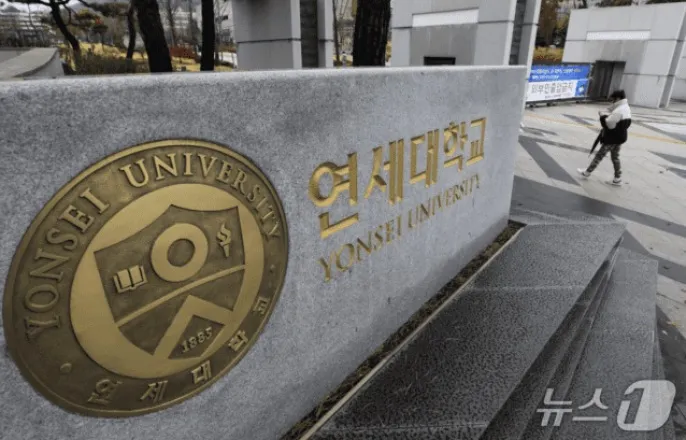 노란 수영복에 섹시한 몸매 어필하는 존예 처자