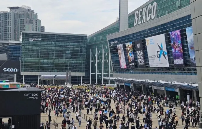 노란 수영복에 섹시한 몸매 어필하는 존예 처자