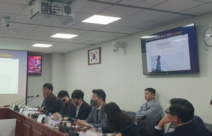 노란 수영복에 섹시한 몸매 어필하는 존예 처자