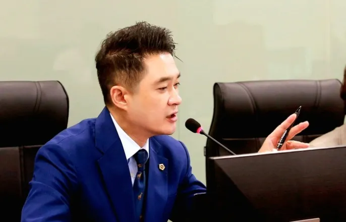 노란 수영복에 섹시한 몸매 어필하는 존예 처자