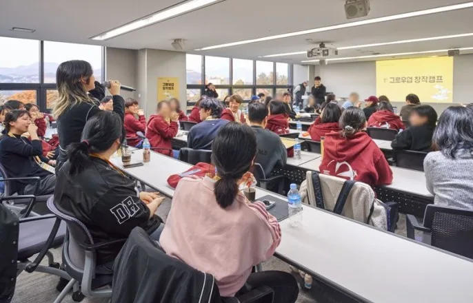 노란 수영복에 섹시한 몸매 어필하는 존예 처자