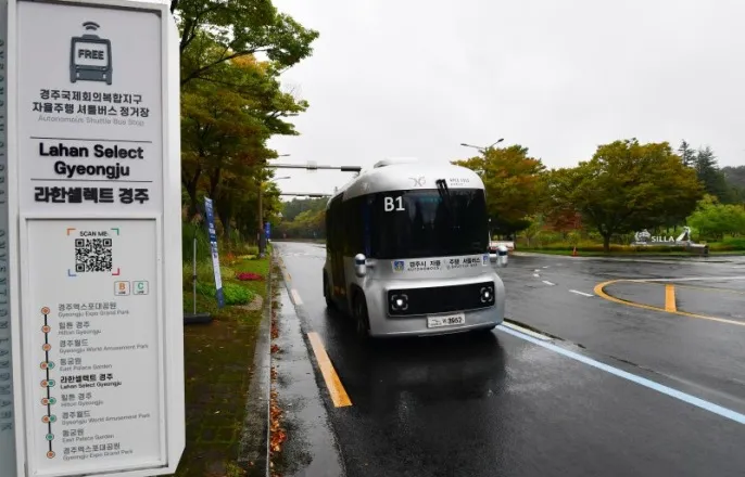 노란 수영복에 섹시한 몸매 어필하는 존예 처자