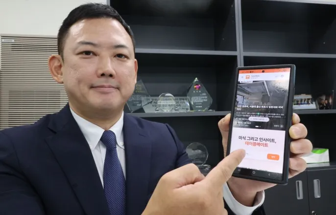 노란 수영복에 섹시한 몸매 어필하는 존예 처자