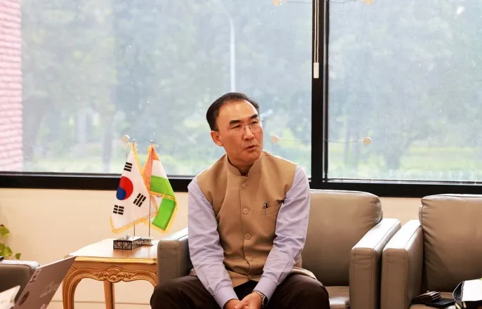 노란 수영복에 섹시한 몸매 어필하는 존예 처자