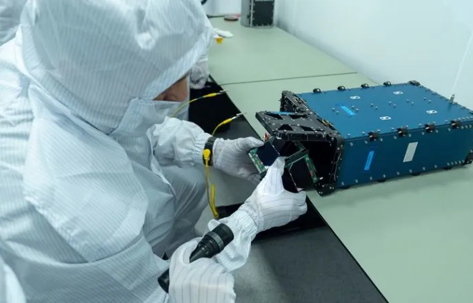 노란 수영복에 섹시한 몸매 어필하는 존예 처자