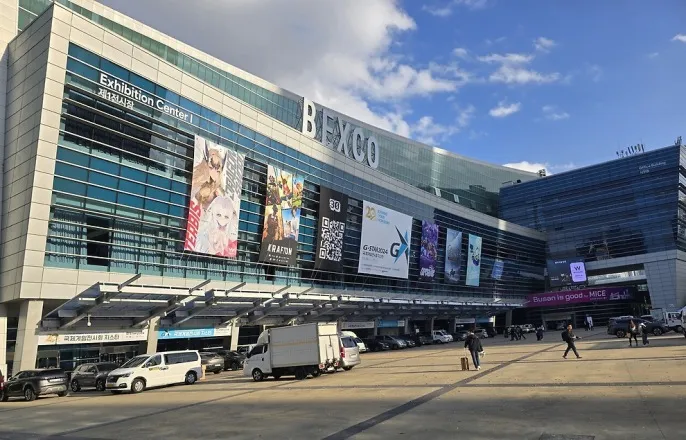 노란 수영복에 섹시한 몸매 어필하는 존예 처자