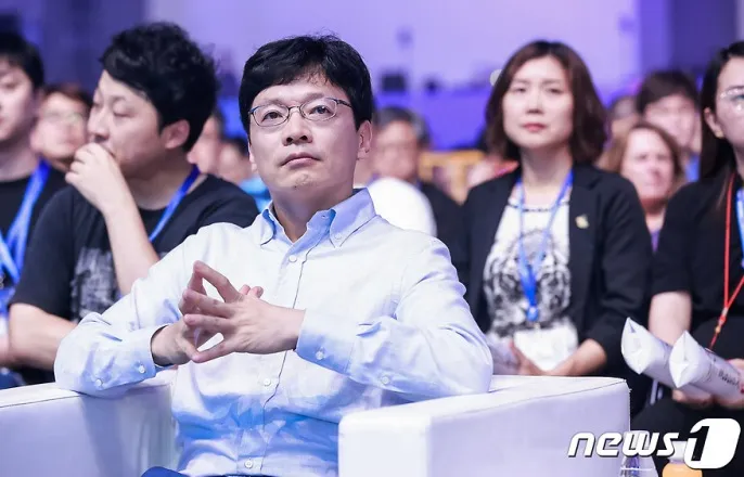 노란 수영복에 섹시한 몸매 어필하는 존예 처자