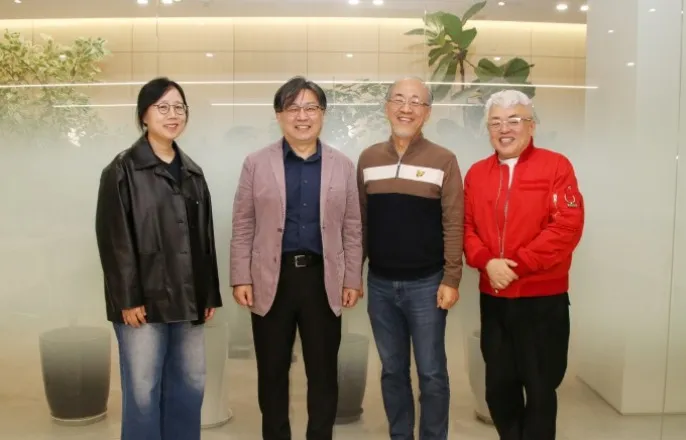 노란 수영복에 섹시한 몸매 어필하는 존예 처자