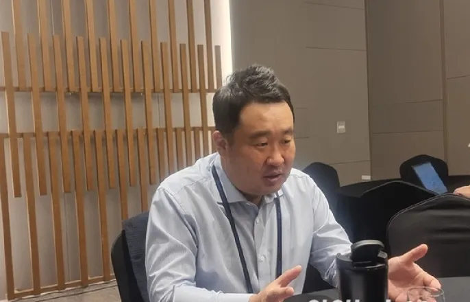 노란 수영복에 섹시한 몸매 어필하는 존예 처자