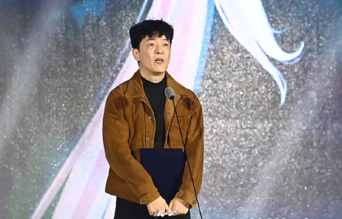 노란 수영복에 섹시한 몸매 어필하는 존예 처자