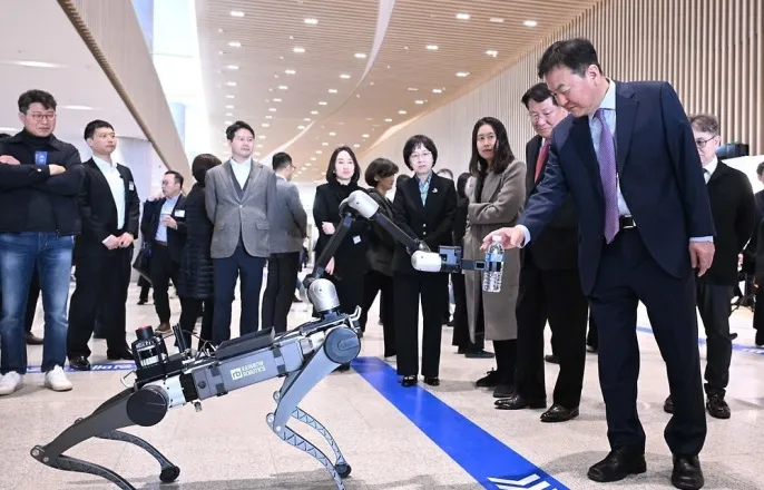 노란 수영복에 섹시한 몸매 어필하는 존예 처자