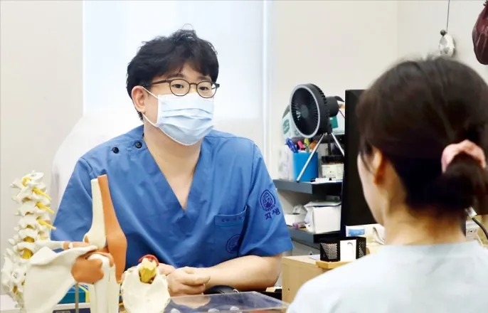 노란 수영복에 섹시한 몸매 어필하는 존예 처자