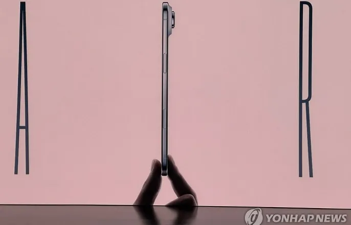 노란 수영복에 섹시한 몸매 어필하는 존예 처자