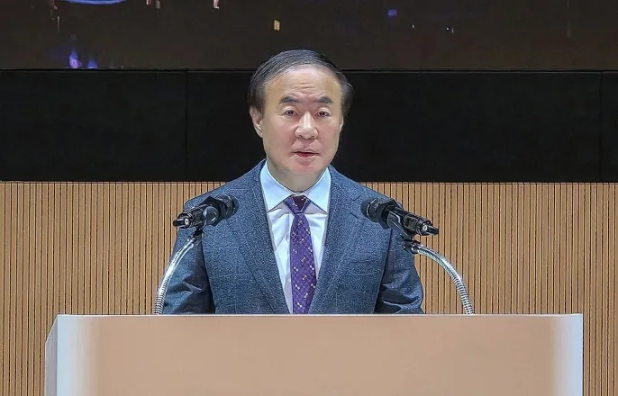 노란 수영복에 섹시한 몸매 어필하는 존예 처자