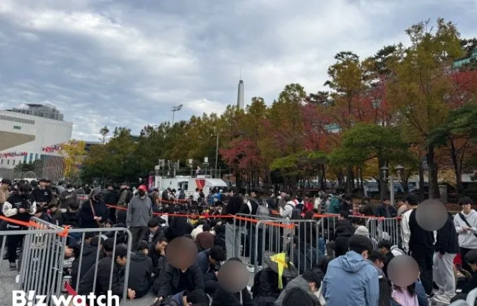 노란 수영복에 섹시한 몸매 어필하는 존예 처자