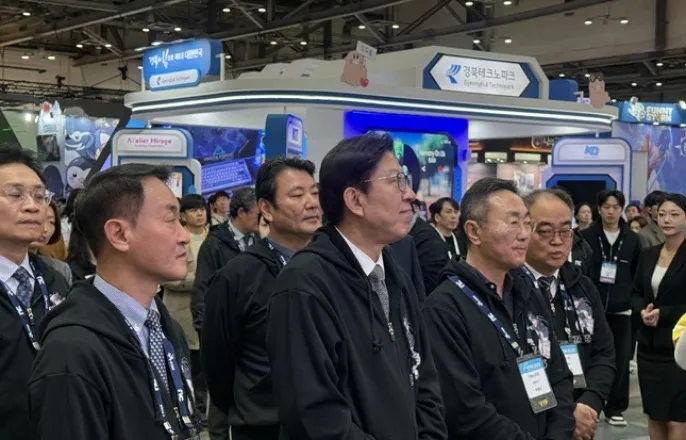 노란 수영복에 섹시한 몸매 어필하는 존예 처자