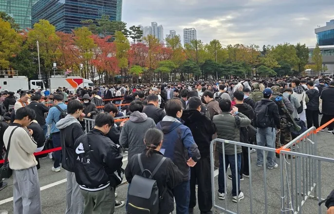 노란 수영복에 섹시한 몸매 어필하는 존예 처자