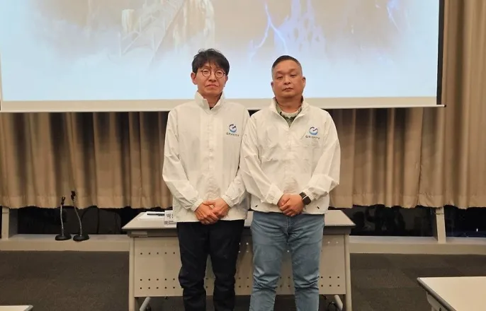 노란 수영복에 섹시한 몸매 어필하는 존예 처자