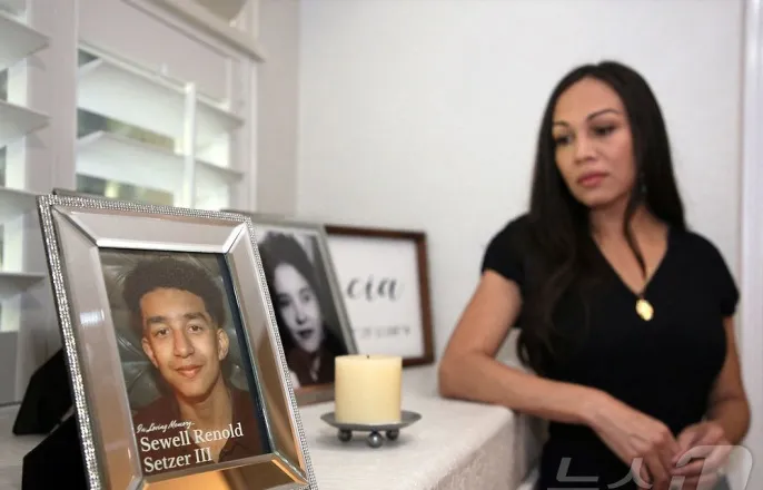 노란 수영복에 섹시한 몸매 어필하는 존예 처자