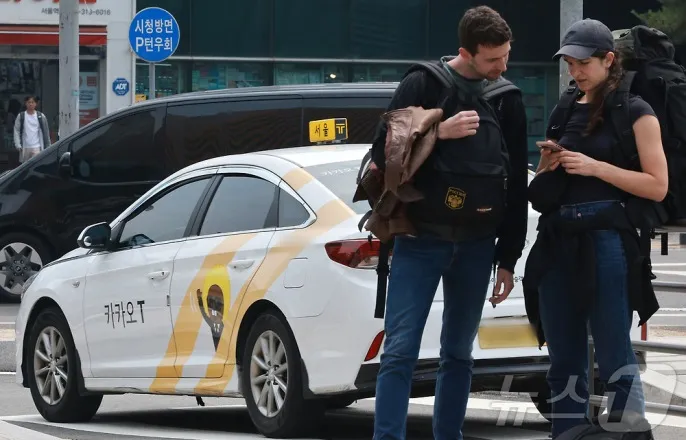 노란 수영복에 섹시한 몸매 어필하는 존예 처자