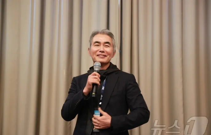 노란 수영복에 섹시한 몸매 어필하는 존예 처자