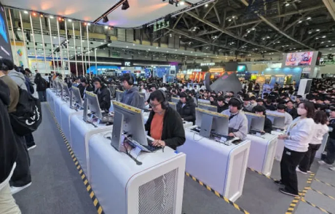 노란 수영복에 섹시한 몸매 어필하는 존예 처자