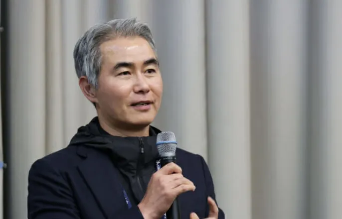 노란 수영복에 섹시한 몸매 어필하는 존예 처자